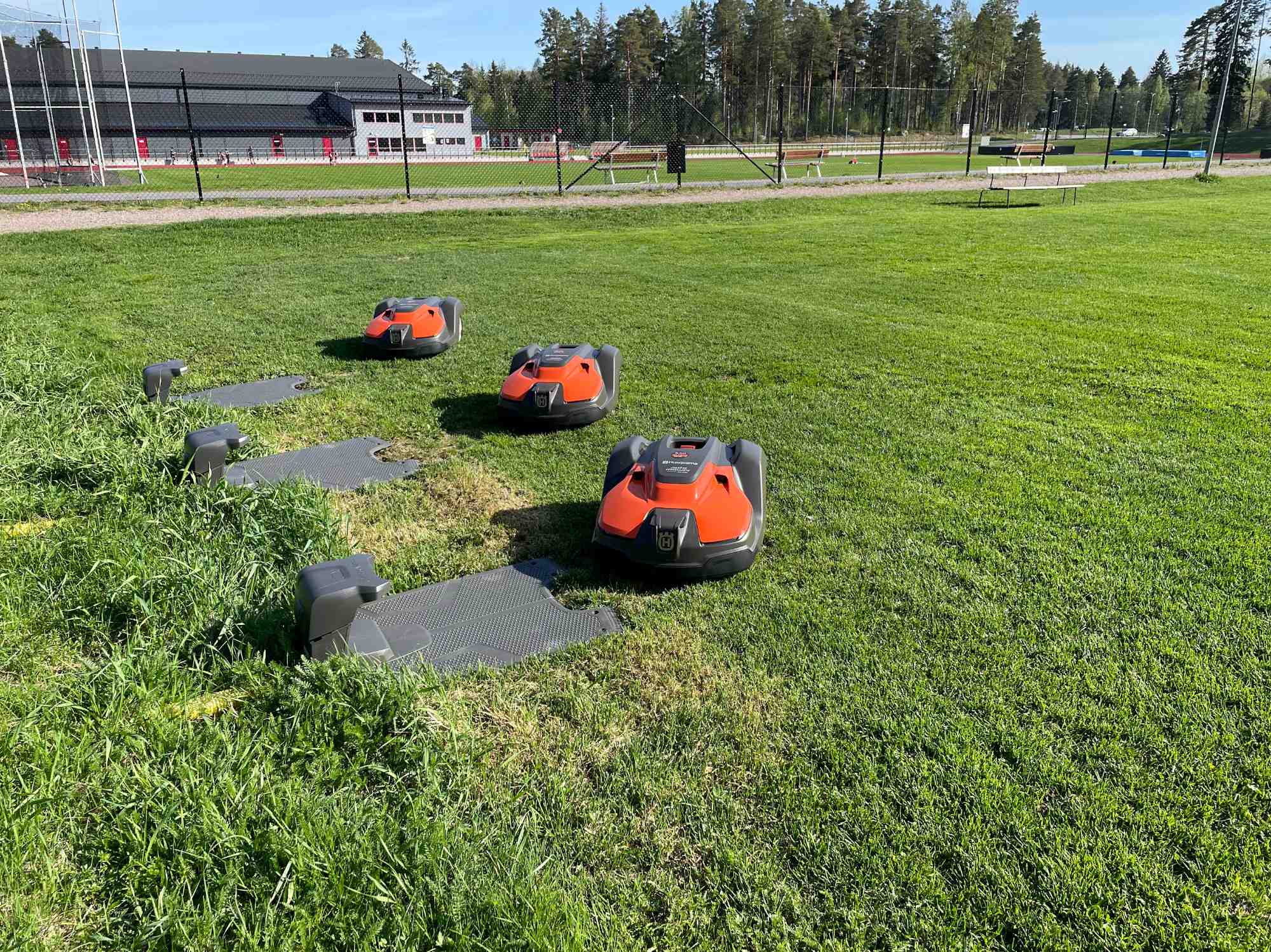 Robot på gräsmatta